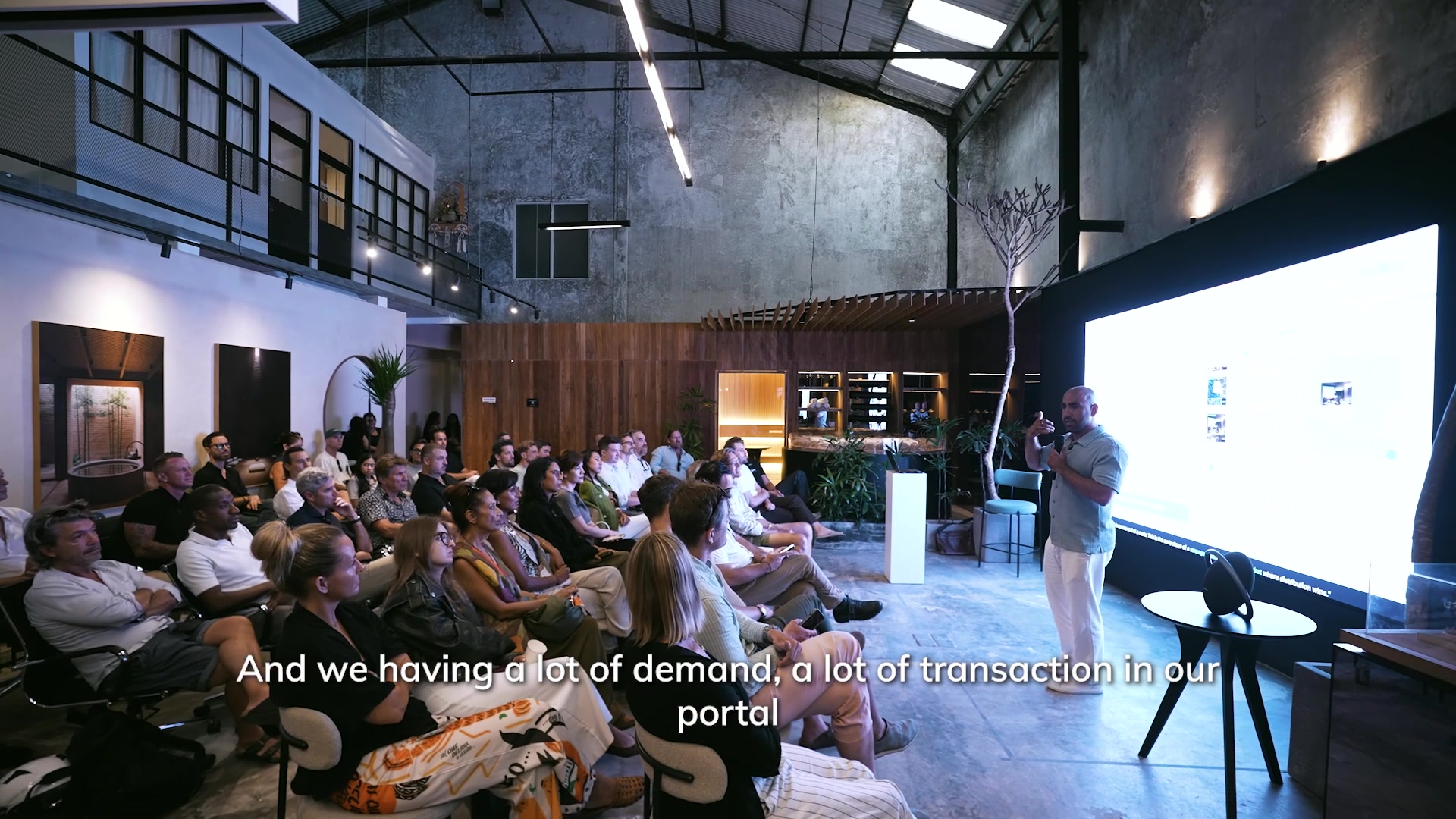 Simo El Omari presenting the Bali market entry and expansion figures to a room of founders and operators